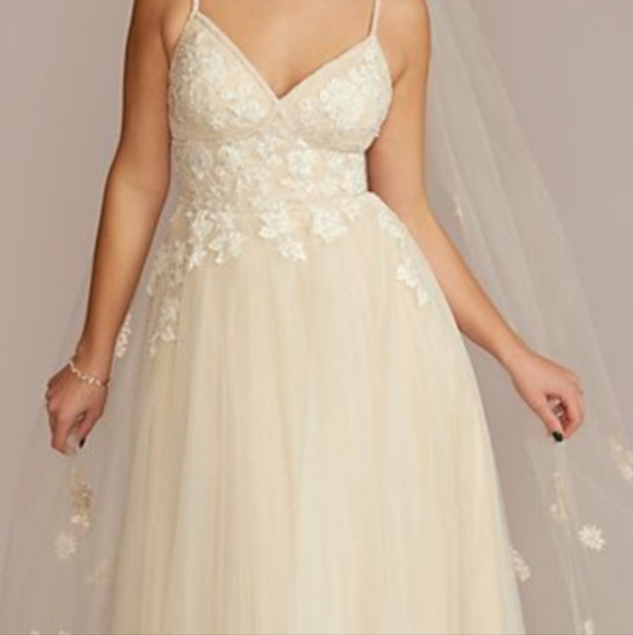 Unworn Wedding Dress size 22-24 - Picture 1 of 1